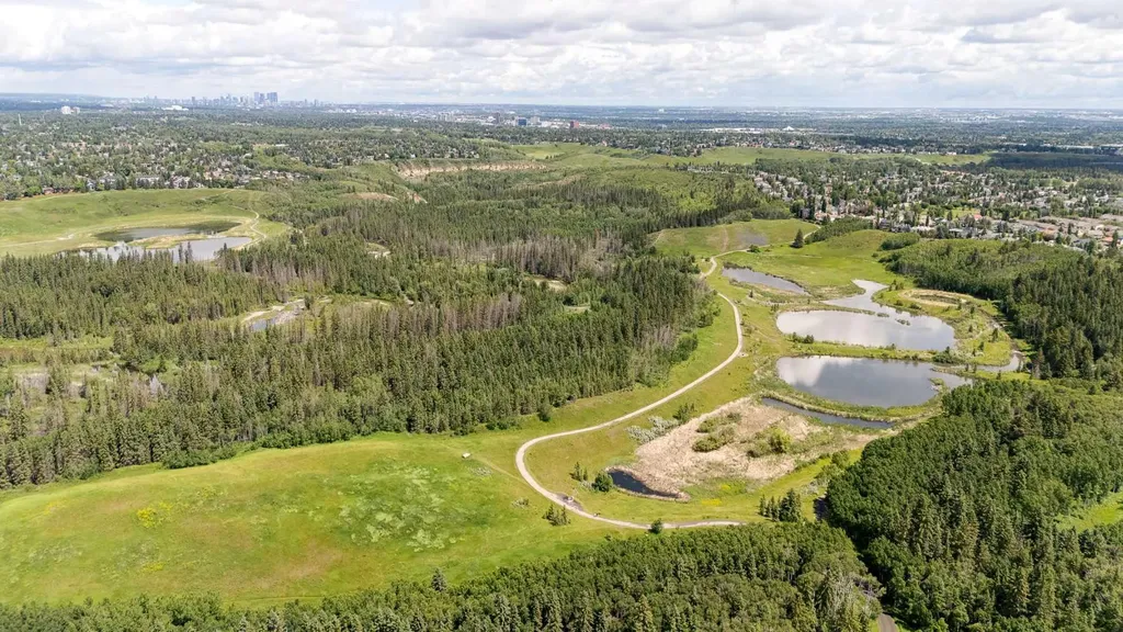 92 Everhollow Way SW Calgary AB T2Y 4R7