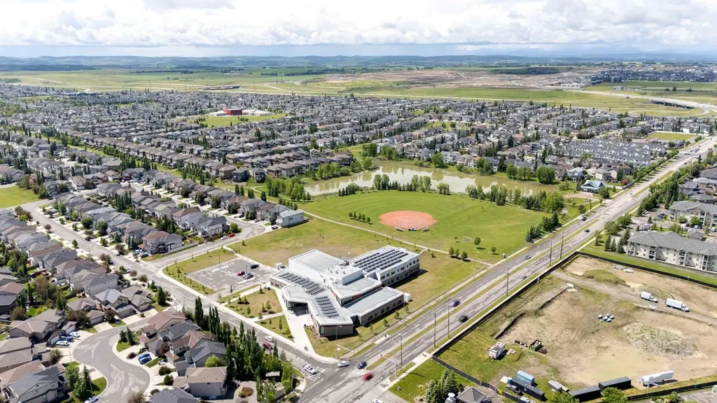 92 Everhollow Way SW Calgary AB T2Y 4R7