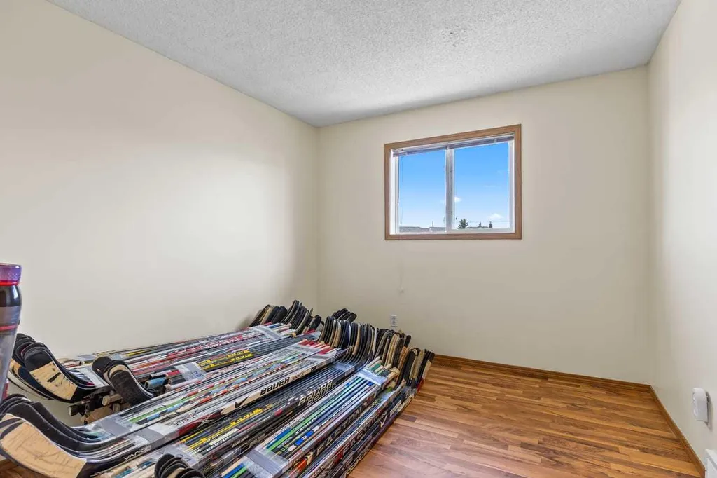 158 Saratoga Close NE Calgary AB T1Y 7A1