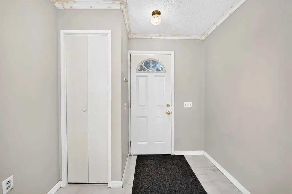 52 Doverdale Mews SE Calgary AB T2B 1V9