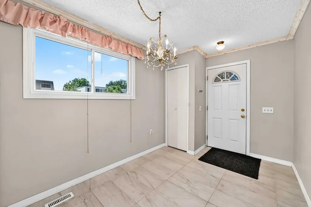 52 Doverdale Mews SE Calgary AB T2B 1V9