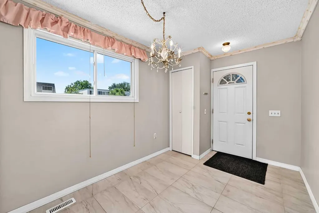 52 Doverdale Mews SE Calgary AB T2B 1V9