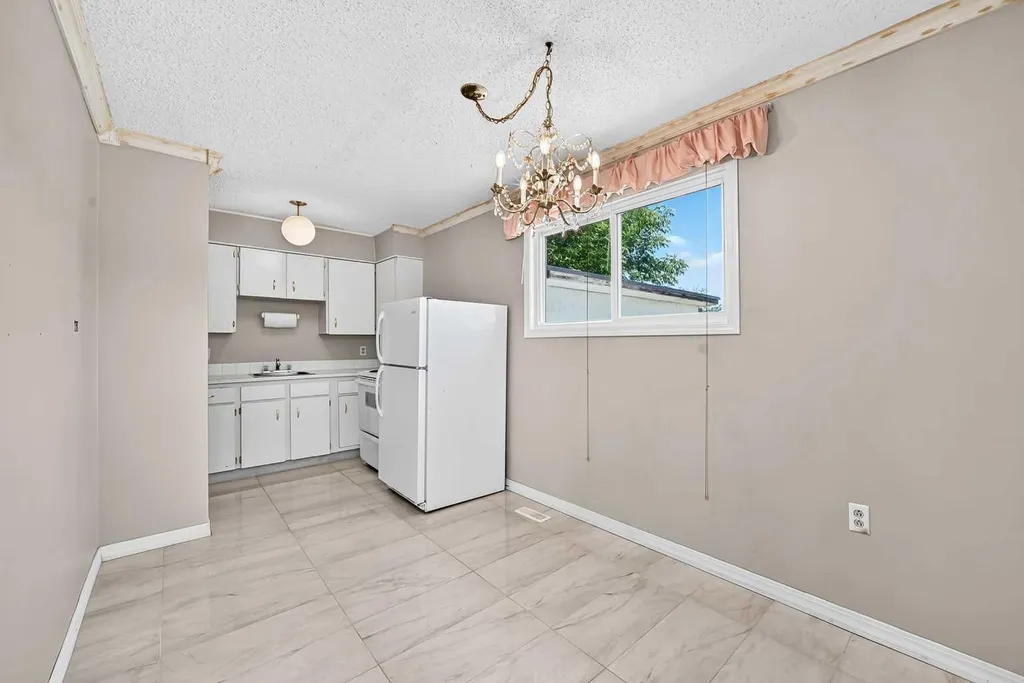 52 Doverdale Mews SE Calgary AB T2B 1V9