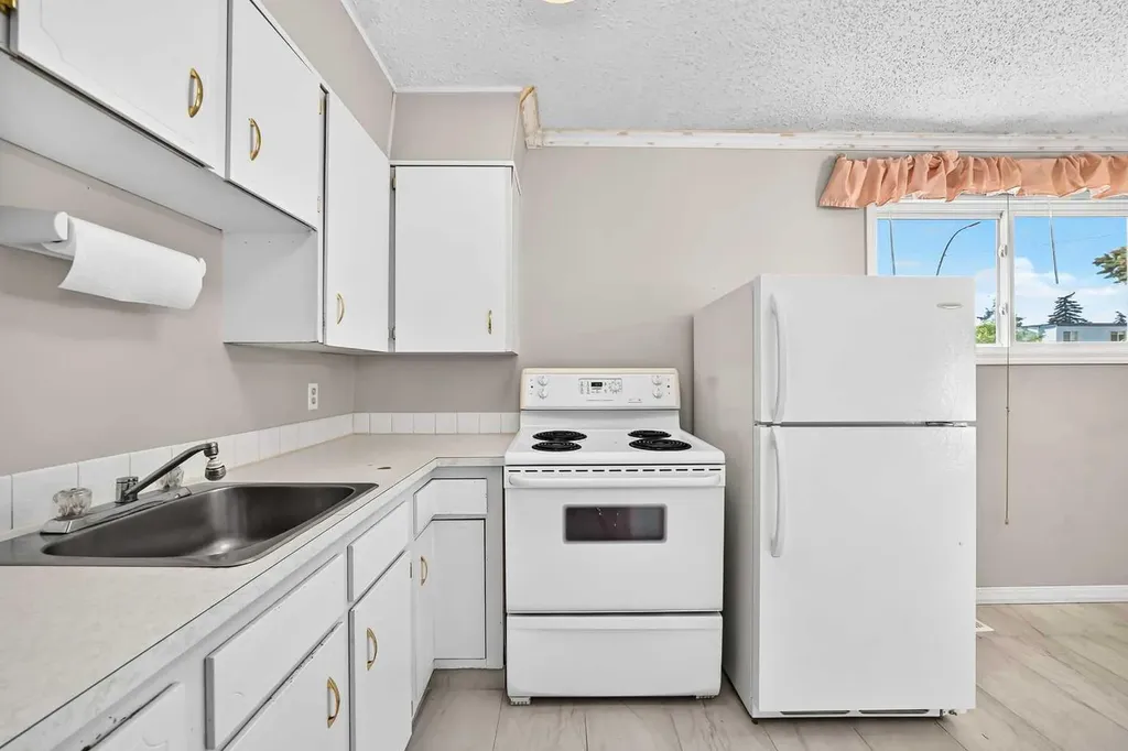 52 Doverdale Mews SE Calgary AB T2B 1V9