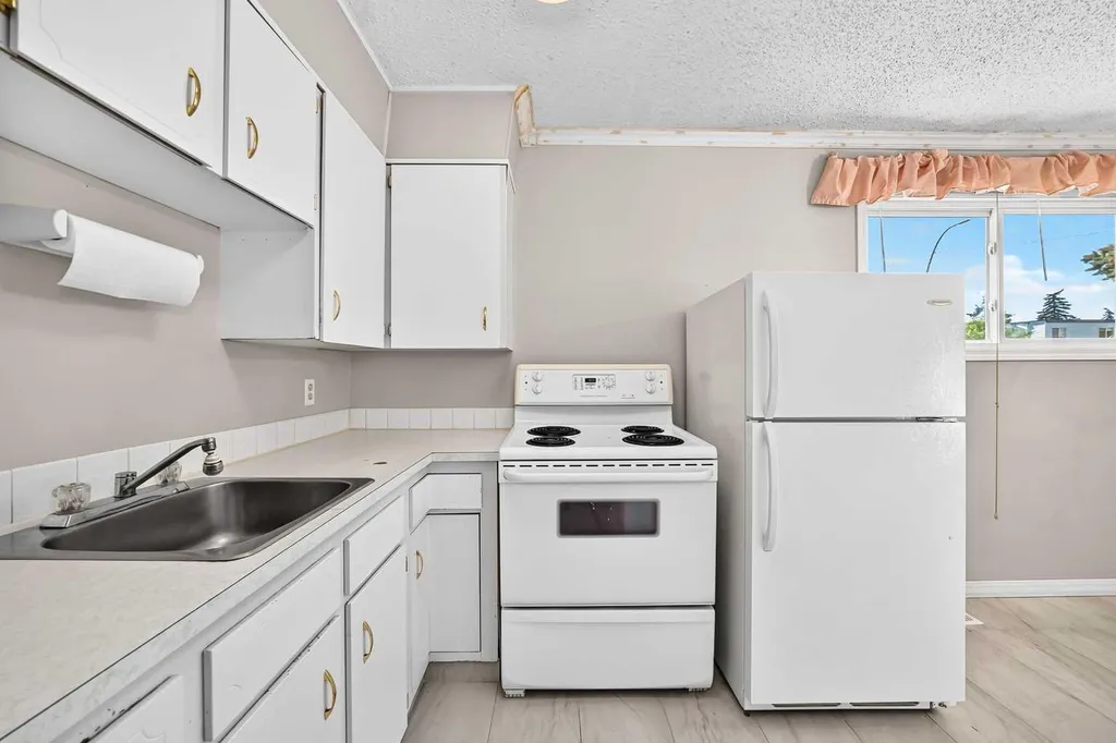 52 Doverdale Mews SE Calgary AB T2B 1V9