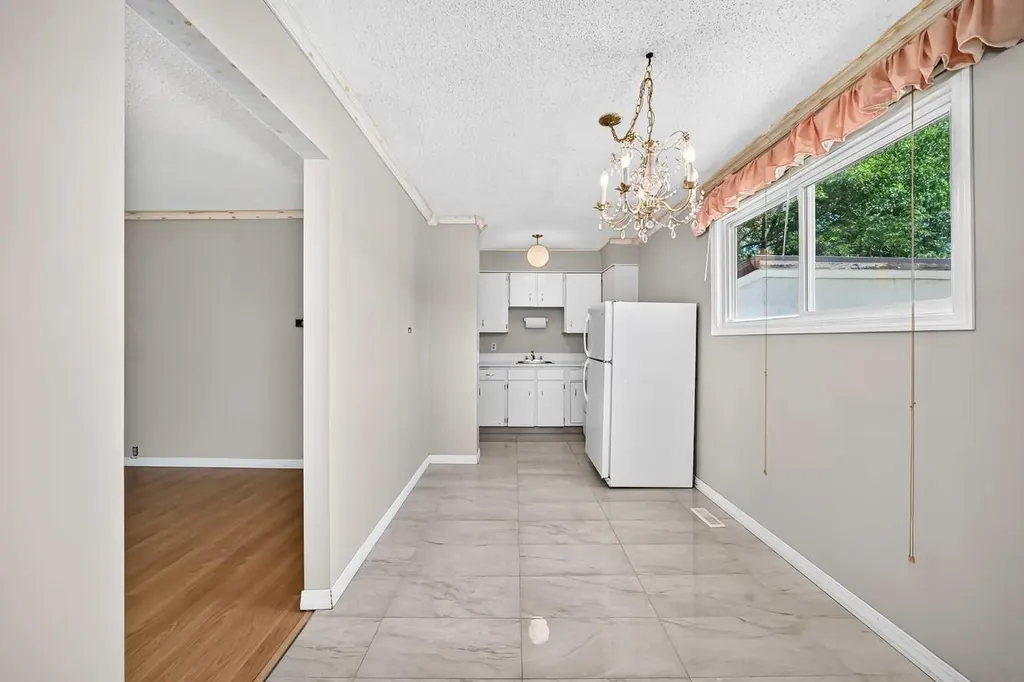 52 Doverdale Mews SE Calgary AB T2B 1V9