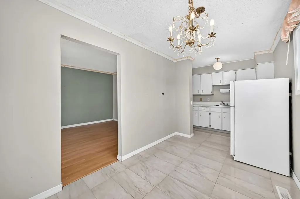 52 Doverdale Mews SE Calgary AB T2B 1V9