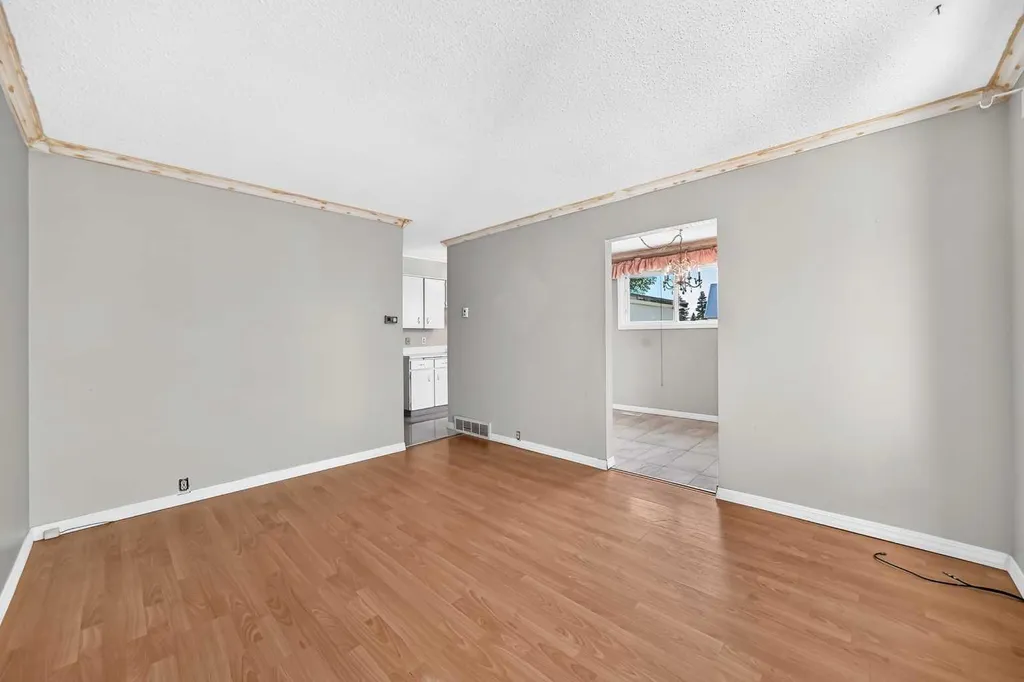 52 Doverdale Mews SE Calgary AB T2B 1V9