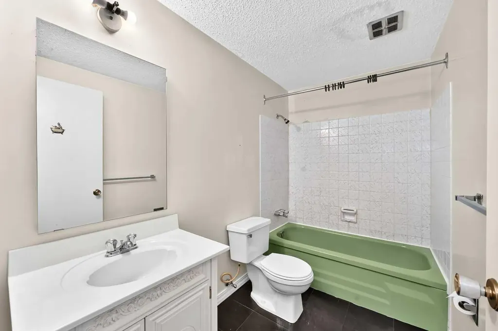 52 Doverdale Mews SE Calgary AB T2B 1V9