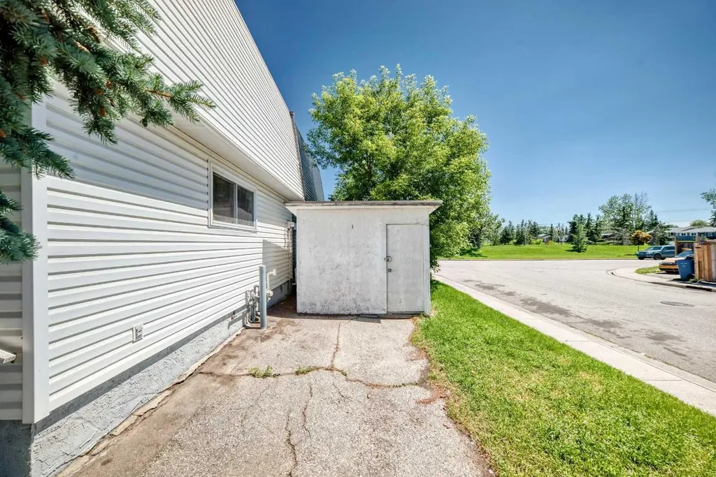 52 Doverdale Mews SE Calgary AB T2B 1V9