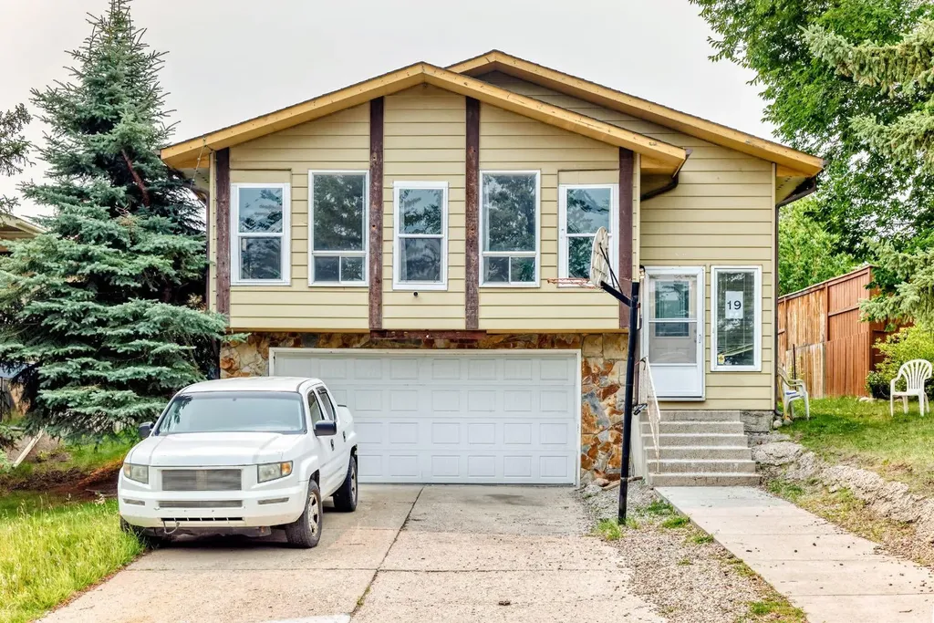 19 Berwick Crescent NW Calgary AB T3K 1P7