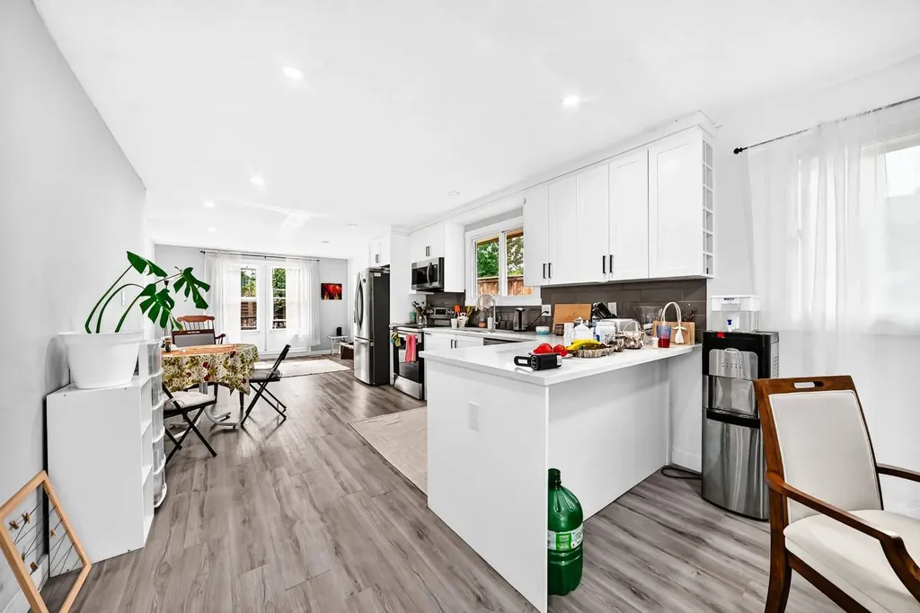 19 Berwick Crescent NW Calgary AB T3K 1P7
