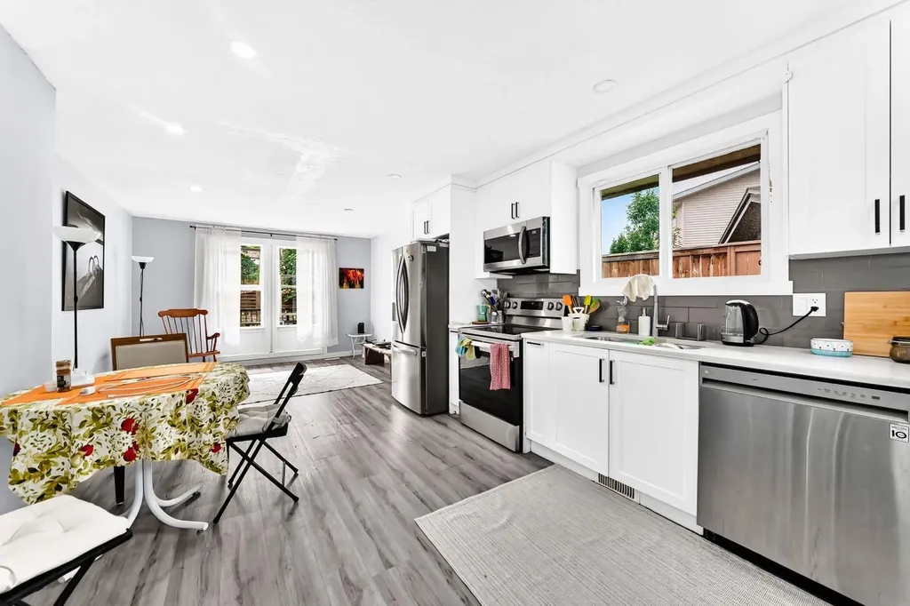 19 Berwick Crescent NW Calgary AB T3K 1P7