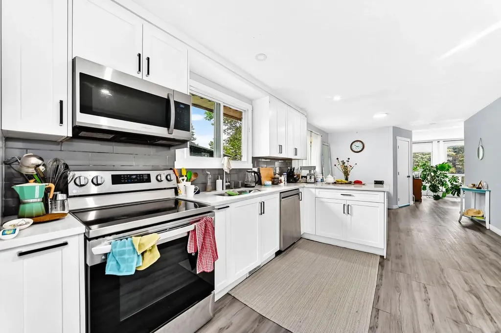 19 Berwick Crescent NW Calgary AB T3K 1P7