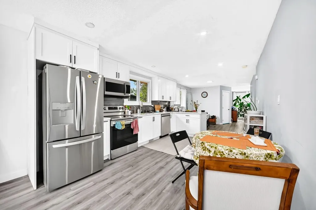 19 Berwick Crescent NW Calgary AB T3K 1P7