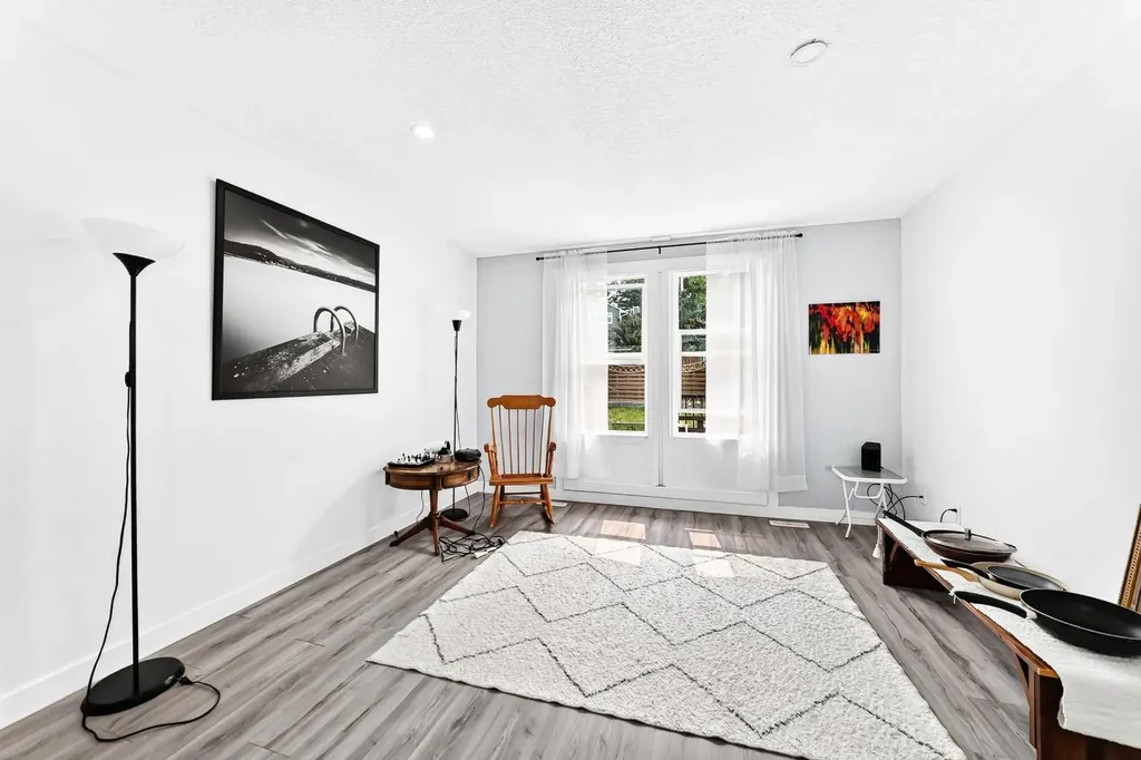 19 Berwick Crescent NW Calgary AB T3K 1P7