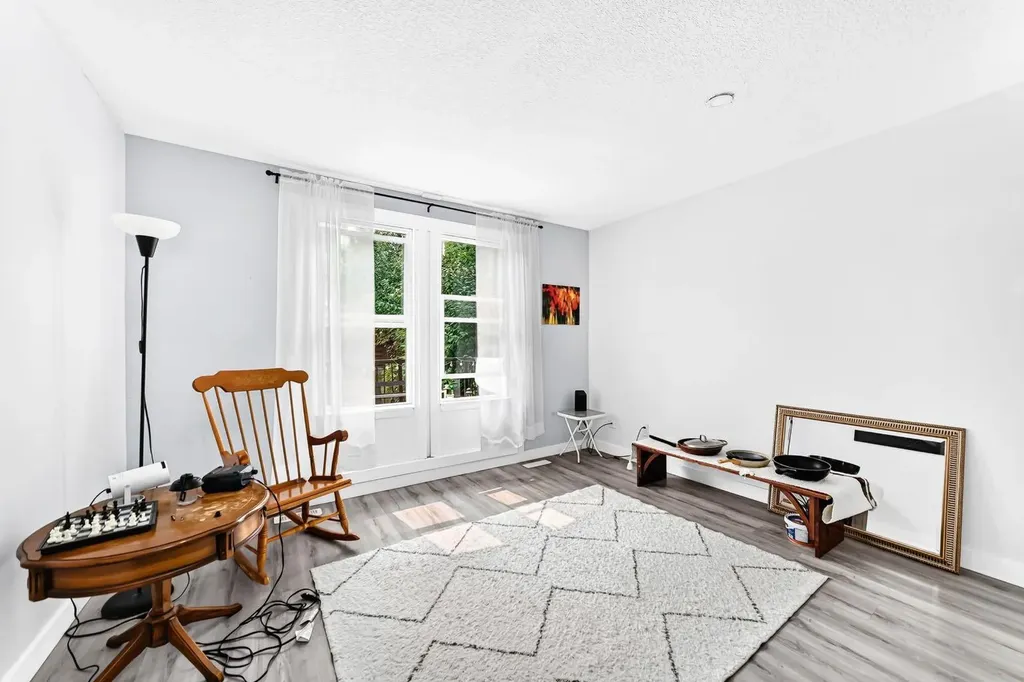 19 Berwick Crescent NW Calgary AB T3K 1P7