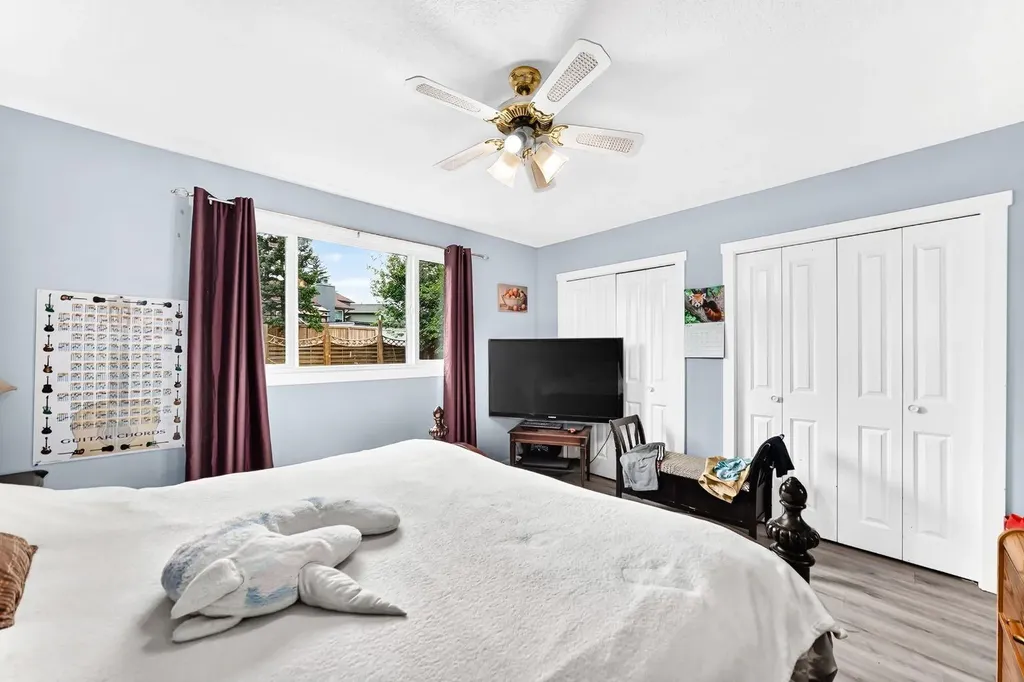19 Berwick Crescent NW Calgary AB T3K 1P7