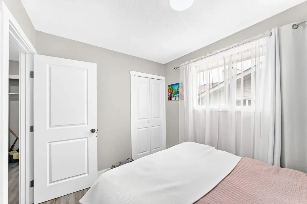 19 Berwick Crescent NW Calgary AB T3K 1P7