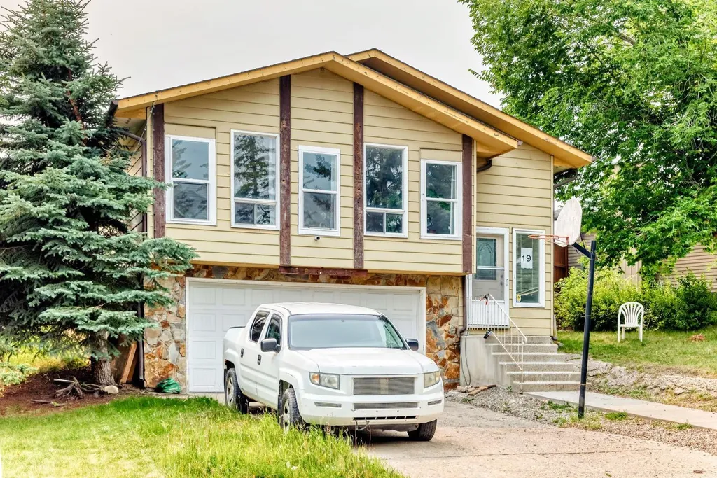 19 Berwick Crescent NW Calgary AB T3K 1P7