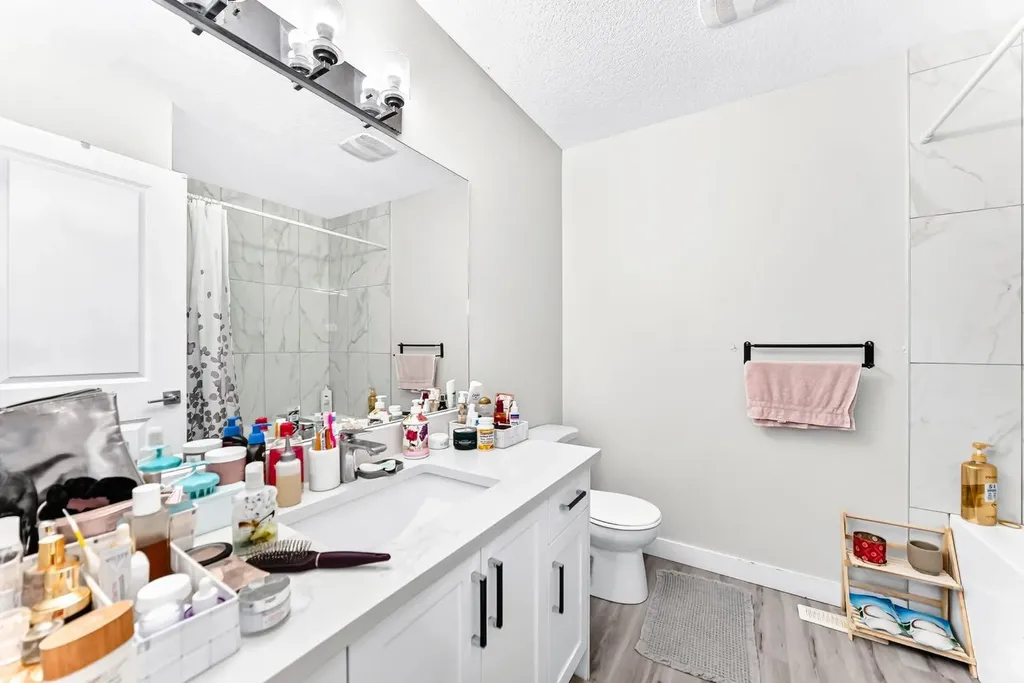 19 Berwick Crescent NW Calgary AB T3K 1P7