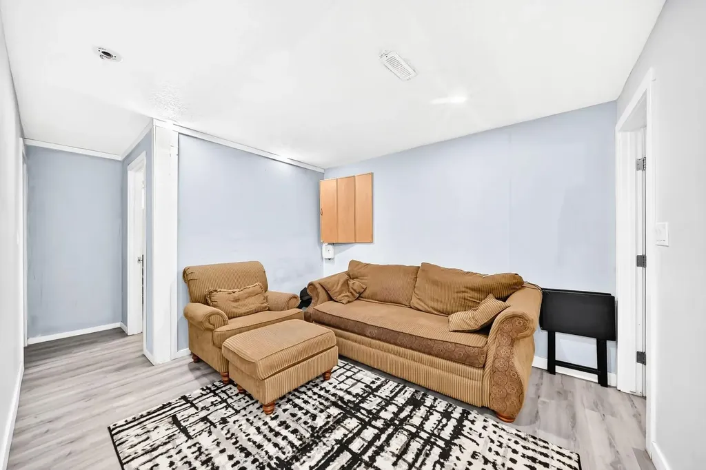 19 Berwick Crescent NW Calgary AB T3K 1P7
