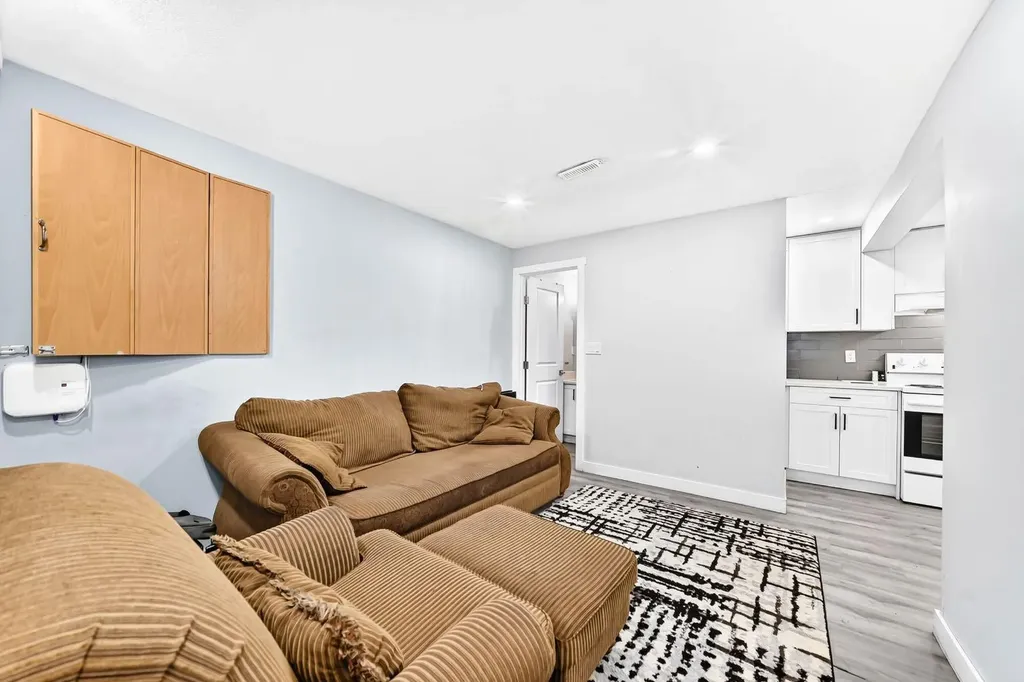 19 Berwick Crescent NW Calgary AB T3K 1P7