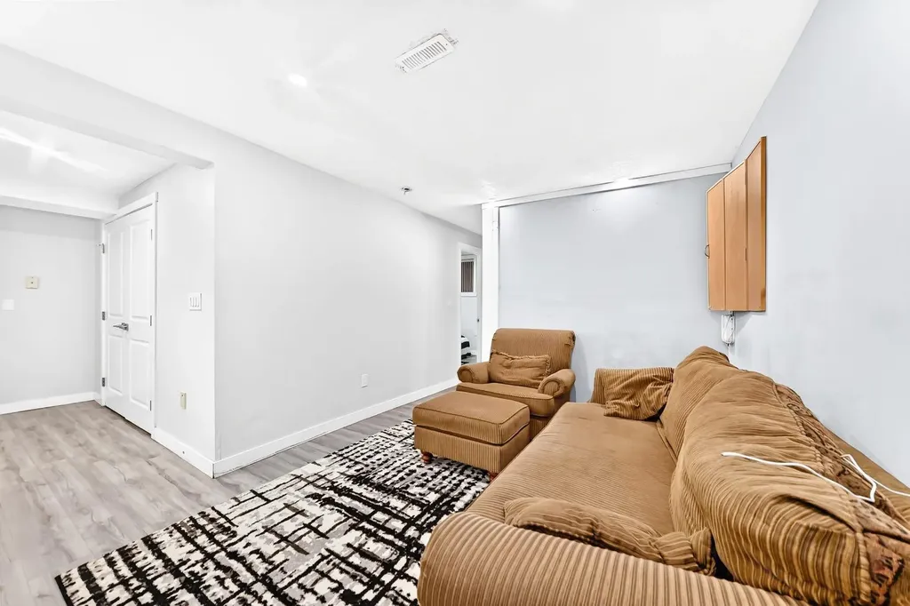 19 Berwick Crescent NW Calgary AB T3K 1P7