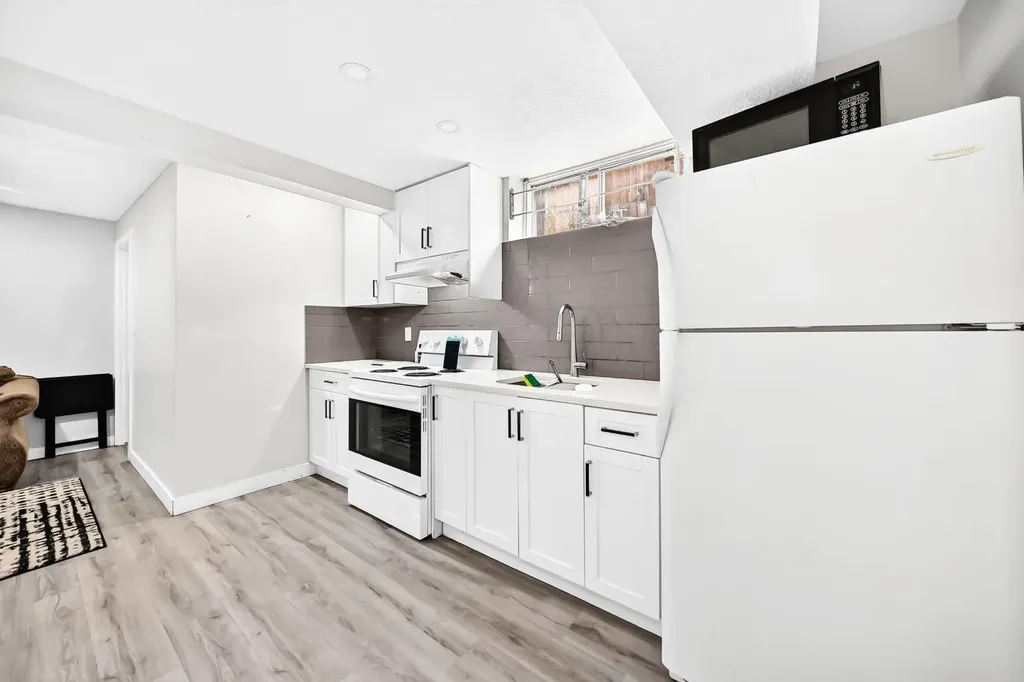 19 Berwick Crescent NW Calgary AB T3K 1P7