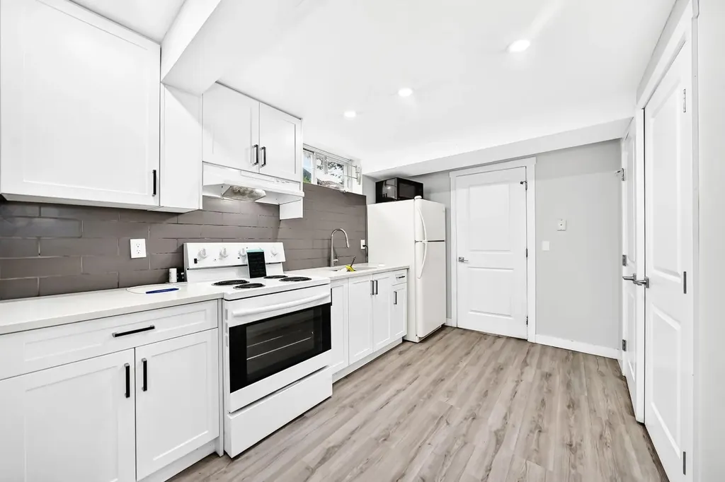 19 Berwick Crescent NW Calgary AB T3K 1P7