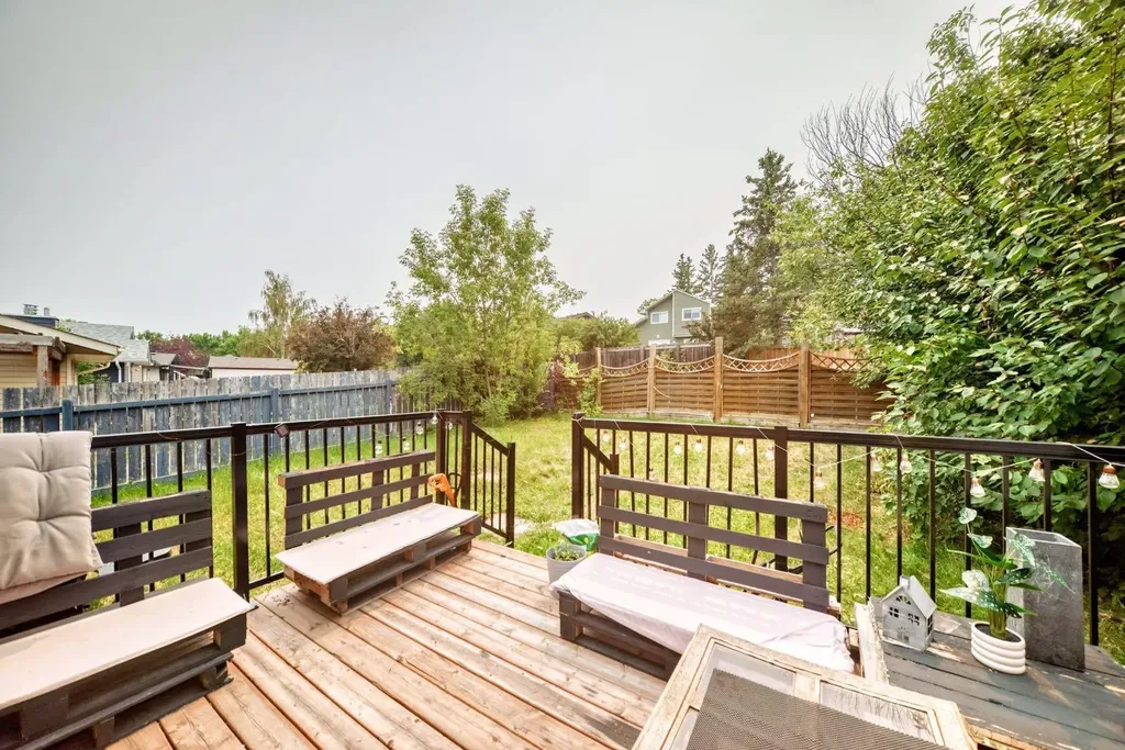 19 Berwick Crescent NW Calgary AB T3K 1P7