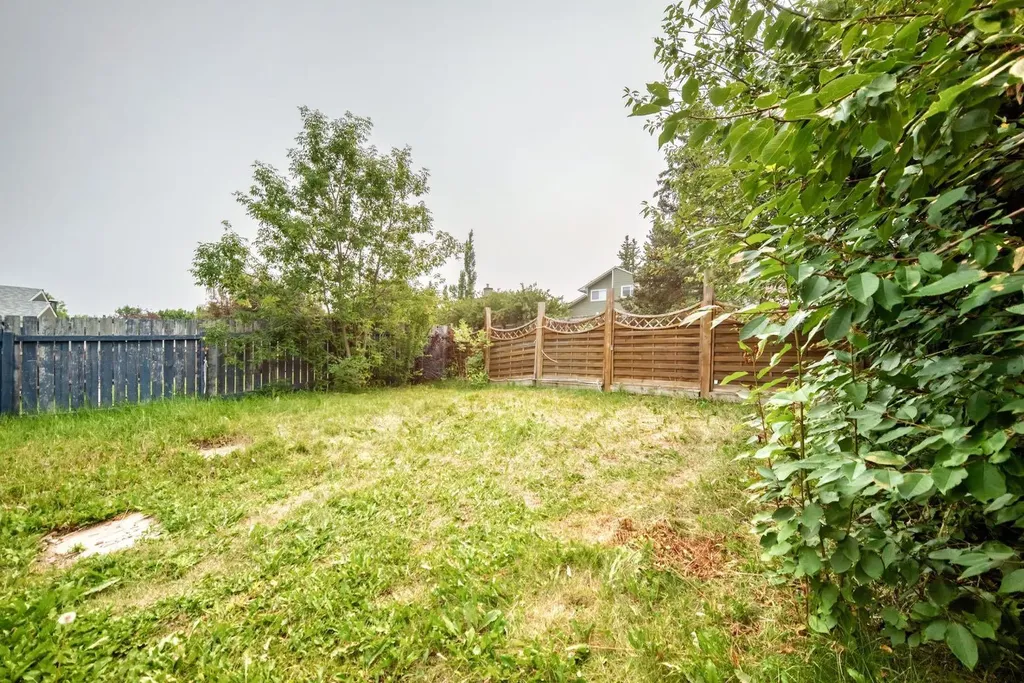 19 Berwick Crescent NW Calgary AB T3K 1P7