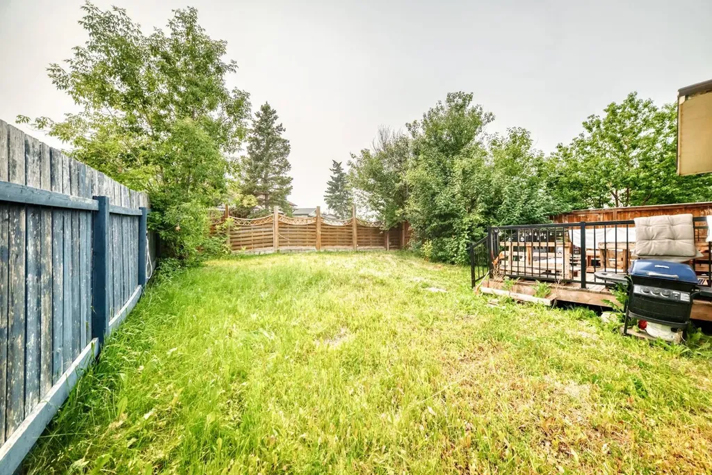 19 Berwick Crescent NW Calgary AB T3K 1P7