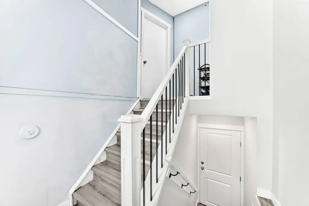 19 Berwick Crescent NW Calgary AB T3K 1P7