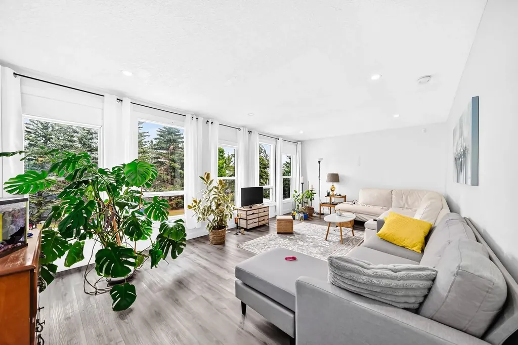 19 Berwick Crescent NW Calgary AB T3K 1P7