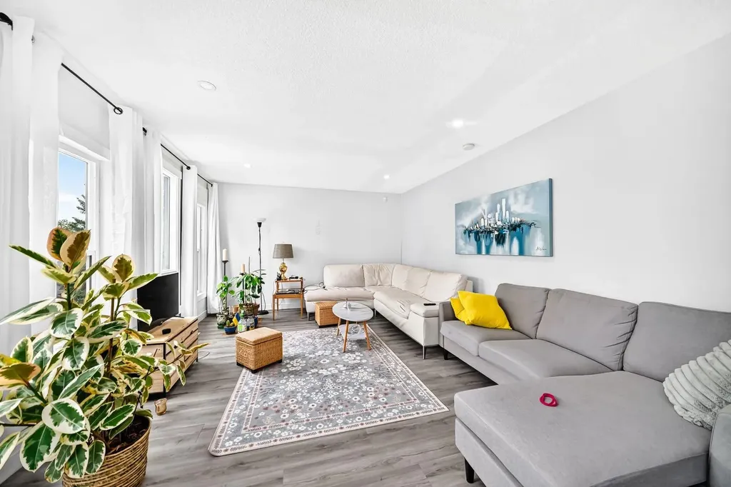 19 Berwick Crescent NW Calgary AB T3K 1P7
