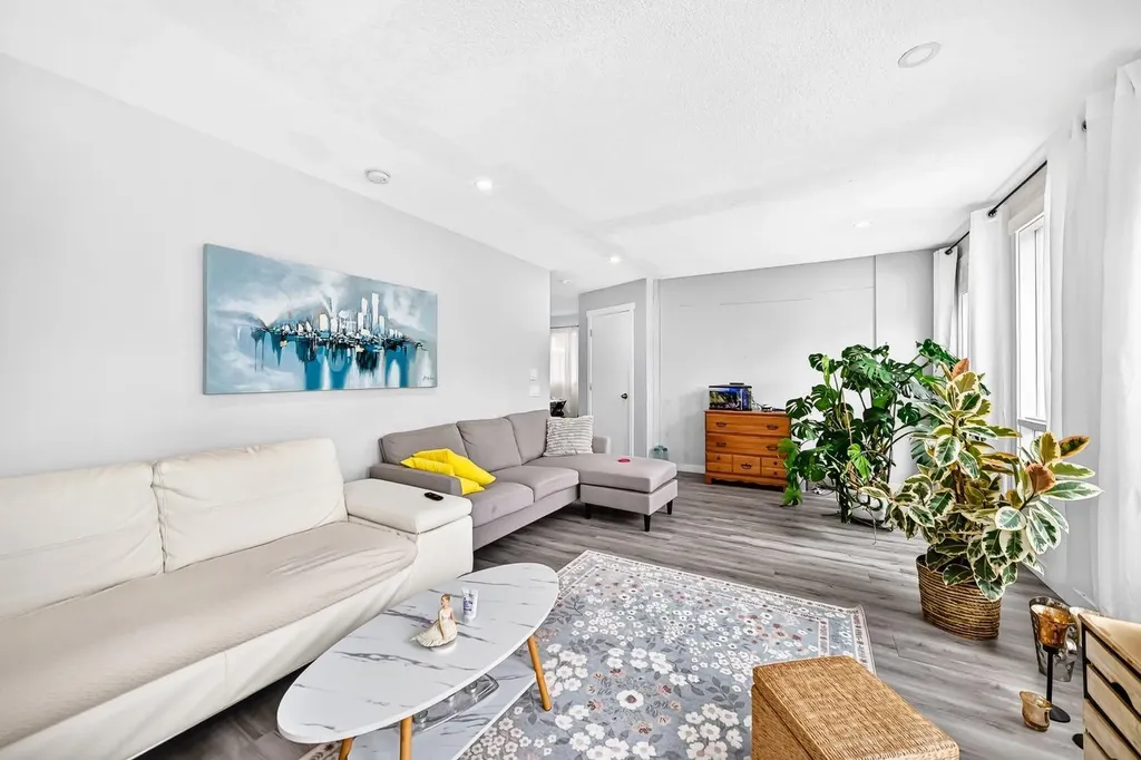 19 Berwick Crescent NW Calgary AB T3K 1P7