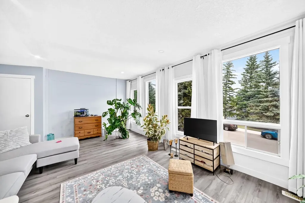 19 Berwick Crescent NW Calgary AB T3K 1P7