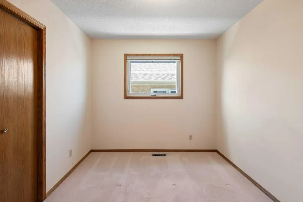 18 West Park Place Cochrane AB T4C 1J7