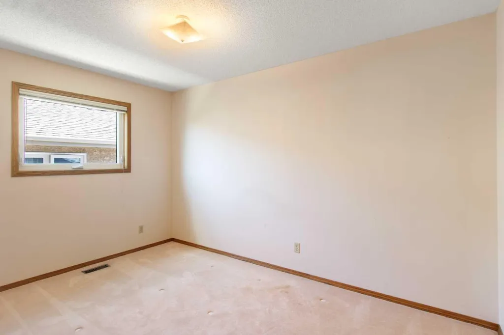 18 West Park Place Cochrane AB T4C 1J7