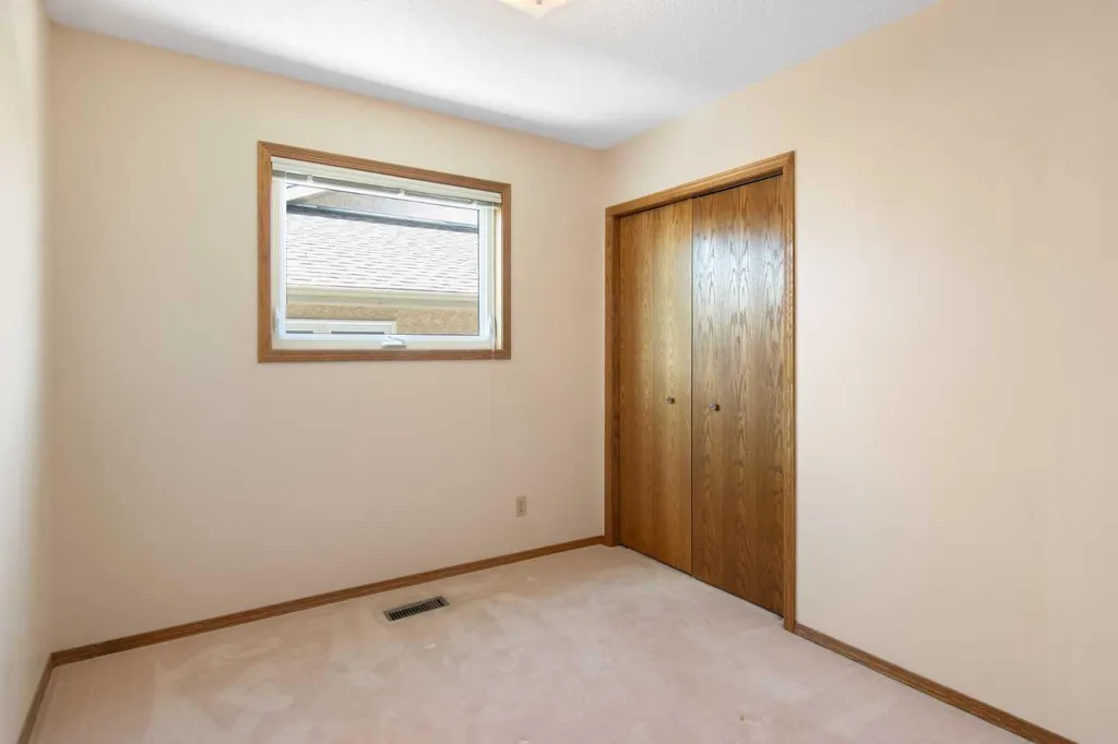 18 West Park Place Cochrane AB T4C 1J7