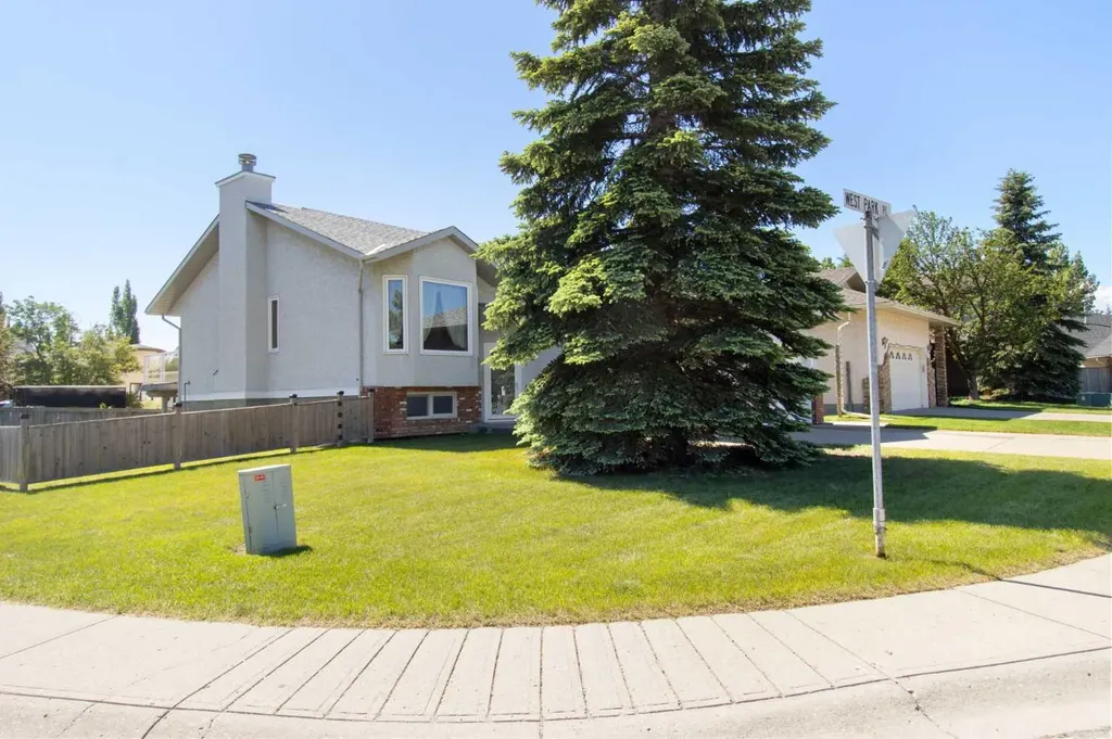 18 West Park Place Cochrane AB T4C 1J7