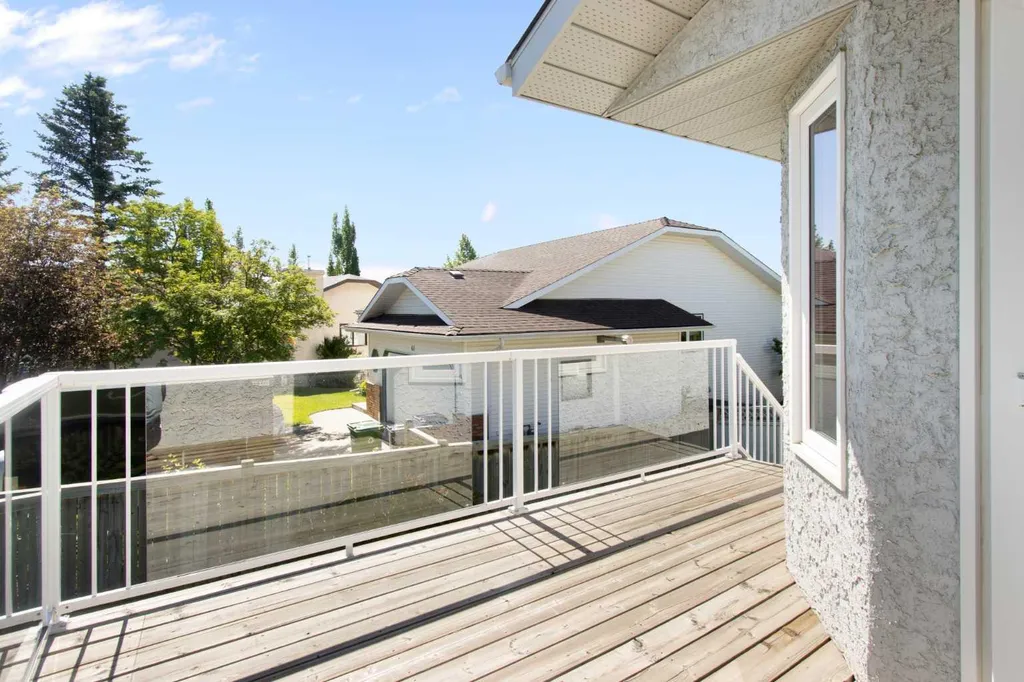 18 West Park Place Cochrane AB T4C 1J7