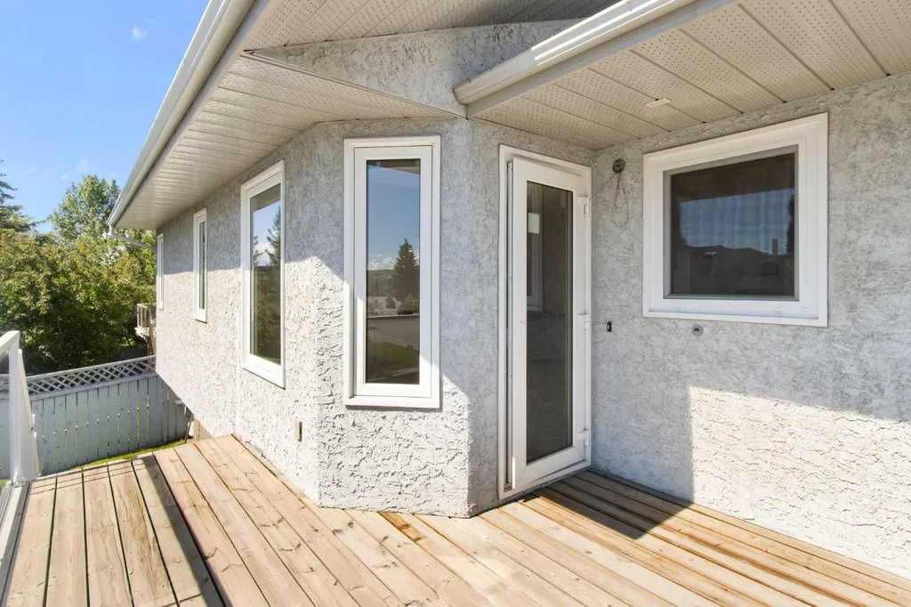 18 West Park Place Cochrane AB T4C 1J7