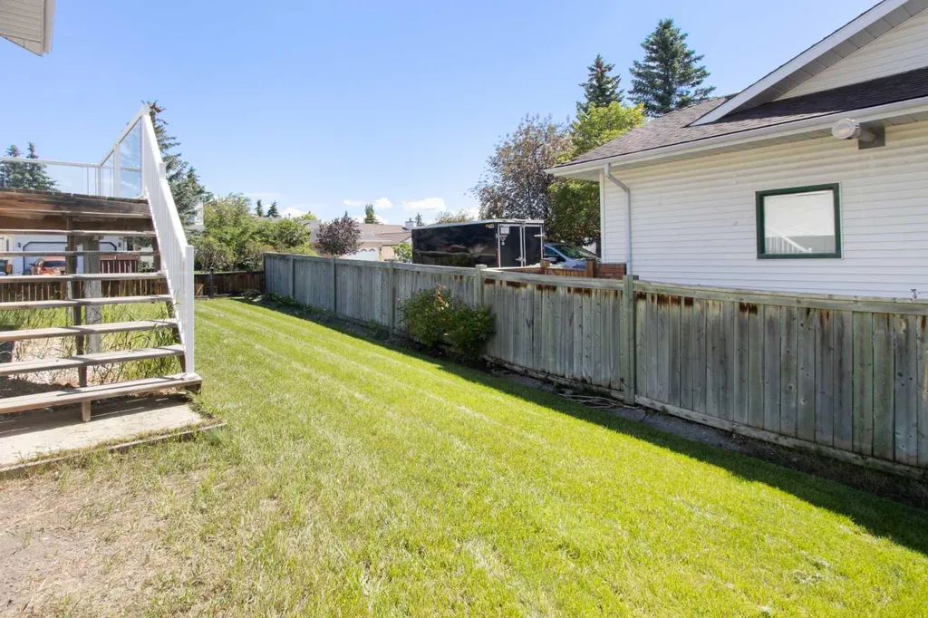 18 West Park Place Cochrane AB T4C 1J7