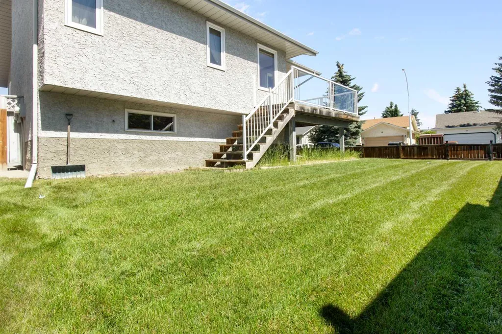18 West Park Place Cochrane AB T4C 1J7