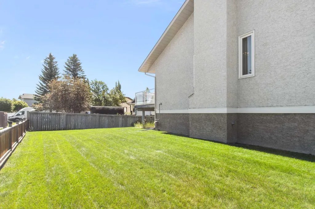 18 West Park Place Cochrane AB T4C 1J7