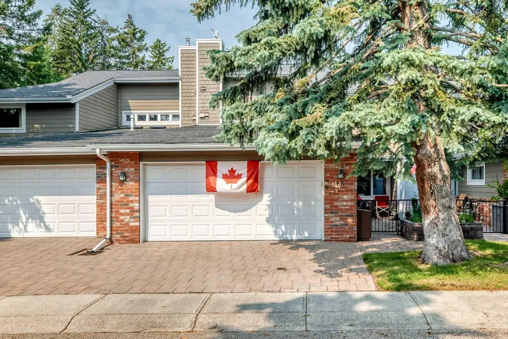 66 Woodmeadow Close SW Calgary AB T2W 4L8