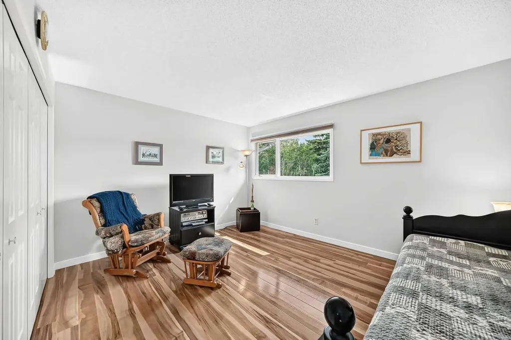 66 Woodmeadow Close SW Calgary AB T2W 4L8