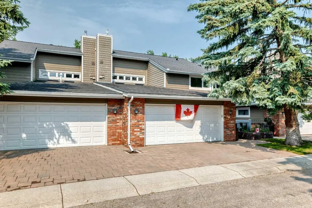 66 Woodmeadow Close SW Calgary AB T2W 4L8